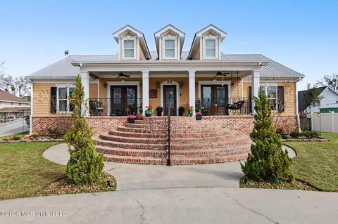 707 Esplanade Ave, Bay Saint Louis, MS 39520