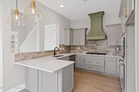 Kitchen - 2567 River Ouse Dr, Hernando, MS 38632 photo 2 of 3