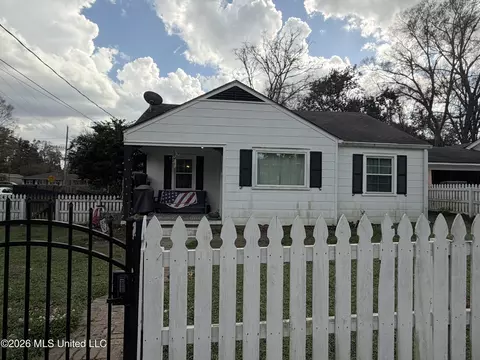 Exterior - 306 Park Pl, Natchez, MS 39120 photo 4 of 8