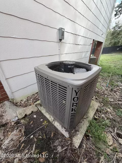 Exterior - 306 Park Pl, Natchez, MS 39120 photo 2 of 7