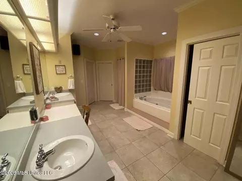 Bath - 307 Warwick Rd, Clinton, MS 39056 photo 3 of 7