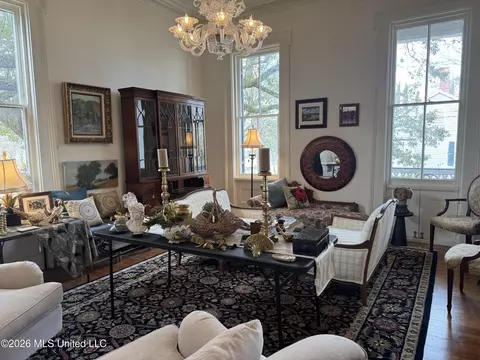 Living - 403 N Union St, Natchez, MS 39120 photo 2 of 3