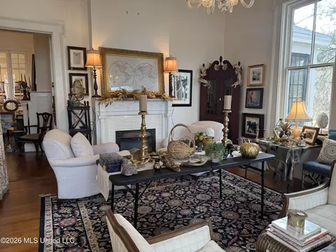 Living - 403 N Union St, Natchez, MS 39120 photo 1 of 3