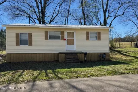 838 NW 1st St, Magee, MS 39111