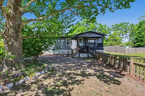 2007 Hester St, Pascagoula, MS 39581