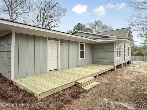 Exterior - 128 Sinclair St, Mccomb, MS 39648 photo 4 of 5