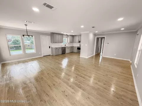 Living - 128 Sinclair St, Mccomb, MS 39648 photo 1 of 6