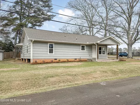 Exterior - 128 Sinclair St, Mccomb, MS 39648 photo 2 of 5