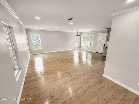 Living - 128 Sinclair St, Mccomb, MS 39648 photo 5 of 6