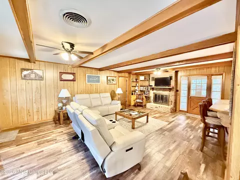 Living - 1068 E Gallman Rd, Hazlehurst, MS 39083 photo 3 of 4