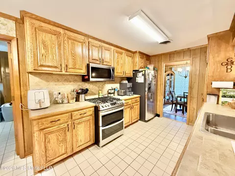 Kitchen - 1068 E Gallman Rd, Hazlehurst, MS 39083 photo 2 of 6