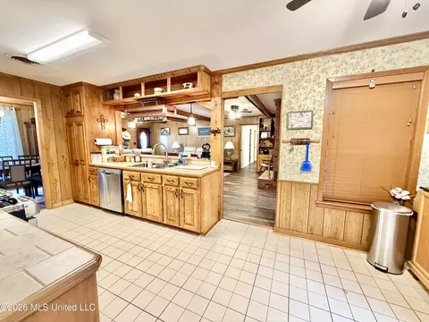 Kitchen - 1068 E Gallman Rd, Hazlehurst, MS 39083 photo 4 of 6