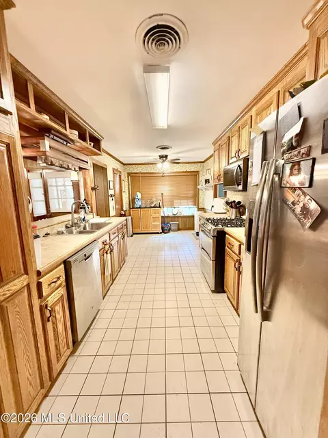 Kitchen - 1068 E Gallman Rd, Hazlehurst, MS 39083 photo 5 of 6