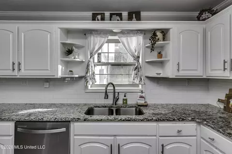 Kitchen - 150 Mckay Ln, Brandon, MS 39042 photo 3 of 4