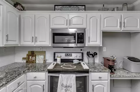 Kitchen - 150 Mckay Ln, Brandon, MS 39042 photo 2 of 4