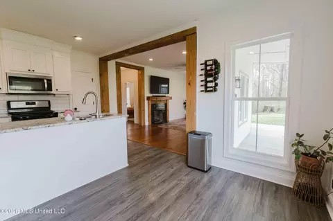 Entry Way - 1758 Highway 471, Brandon, MS 39047 photo 2 of 3