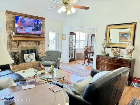 Living - 143 Azalea Cir, Madison, MS 39110 photo 2 of 2