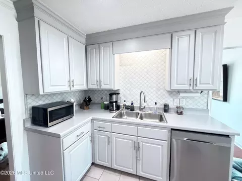 Kitchen - 143 Azalea Cir, Madison, MS 39110 photo 3 of 3