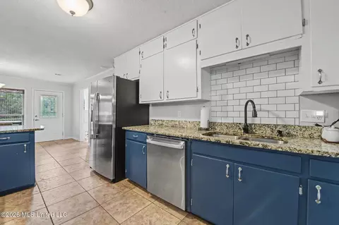 Kitchen - 149 Parker St, Lucedale, MS 39452 photo 2 of 2