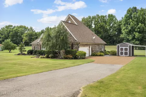 Exterior - 10080 Green Forest Dr, Hernando, MS 38632 photo 4 of 12