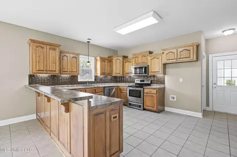 Kitchen - 10080 Green Forest Dr, Hernando, MS 38632 photo 1 of 3