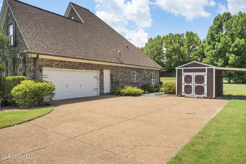 Exterior - 10080 Green Forest Dr, Hernando, MS 38632 photo 5 of 12