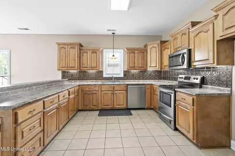 Kitchen - 10080 Green Forest Dr, Hernando, MS 38632 photo 3 of 3