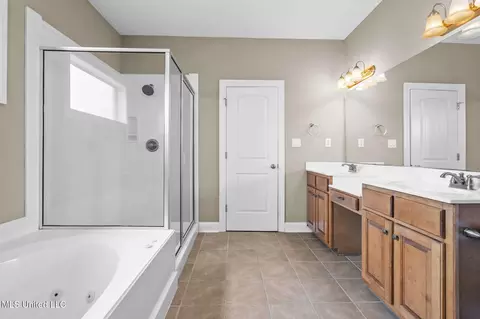 Bath - 10080 Green Forest Dr, Hernando, MS 38632 photo 2 of 4