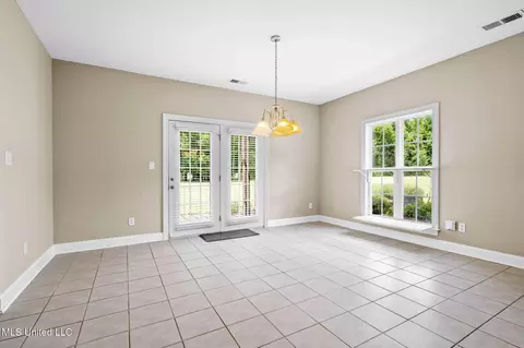 Dining - 10080 Green Forest Dr, Hernando, MS 38632 photo 2 of 2