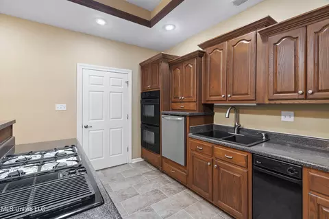 Kitchen - 1209 Flint Lock Cv, Hernando, MS 38632 photo 4 of 4