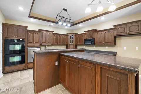 Kitchen - 1209 Flint Lock Cv, Hernando, MS 38632 photo 2 of 4