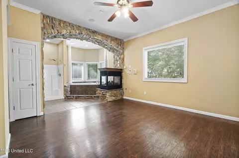 Living - 1209 Flint Lock Cv, Hernando, MS 38632 photo 5 of 6