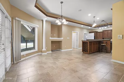 Living - 1209 Flint Lock Cv, Hernando, MS 38632 photo 4 of 6
