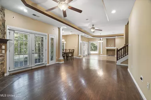 Living - 1209 Flint Lock Cv, Hernando, MS 38632 photo 3 of 6