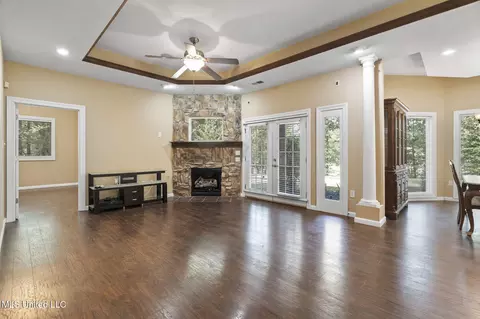 Living - 1209 Flint Lock Cv, Hernando, MS 38632 photo 2 of 6