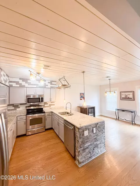 Kitchen - 107 Lakepointe Dr, Madison, MS 39110 photo 2 of 2