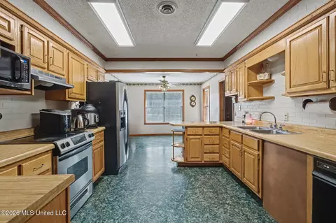 Kitchen - 3461 Amy Dr, Nesbit, MS 38651 photo 2 of 2