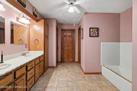 Bath - 3461 Amy Dr, Nesbit, MS 38651 photo 1 of 5