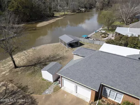 Exterior - 105 Beaver Run Dr, Brandon, MS 39047 photo 2 of 11