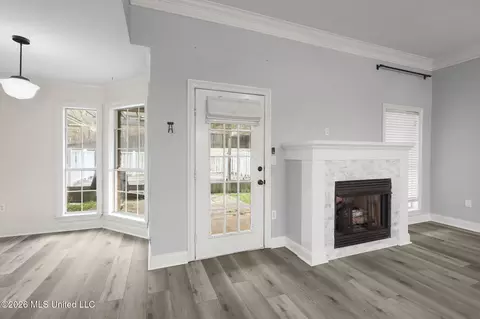 Living - 286 Azalea Ct, Brandon, MS 39047 photo 4 of 4
