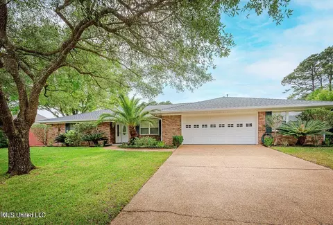 5813 Moreton Pl, Ocean Springs, MS 39564