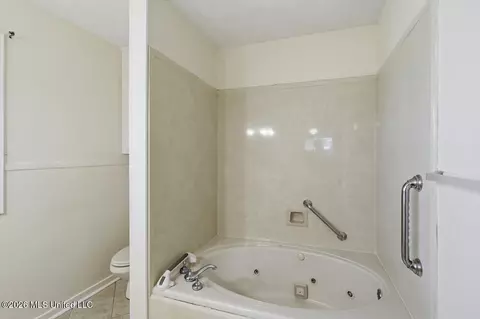 Bath - 1158 Star Rd, Brandon, MS 39042 photo 2 of 3