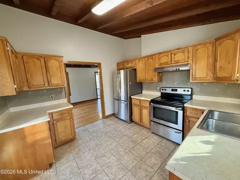 Kitchen - 11664 Oak Dr, Hernando, MS 38632 photo 1 of 2