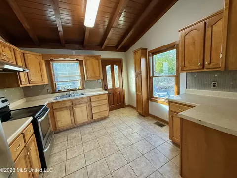 Kitchen - 11664 Oak Dr, Hernando, MS 38632 photo 2 of 2