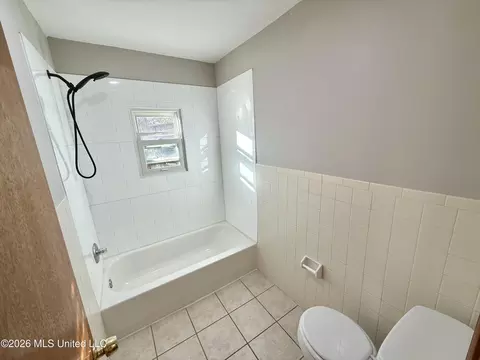 Bath - 11664 Oak Dr, Hernando, MS 38632 photo 1 of 3