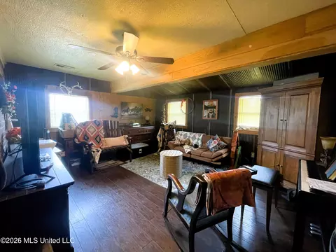 Living - 286 Caleb Ln, Coldwater, MS 38618 photo 3 of 3