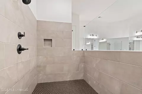 Bath - 5112 Grays Valley Dr, Hernando, MS 38632 photo 6 of 7
