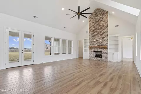 Living - 5112 Grays Valley Dr, Hernando, MS 38632 photo 2 of 3