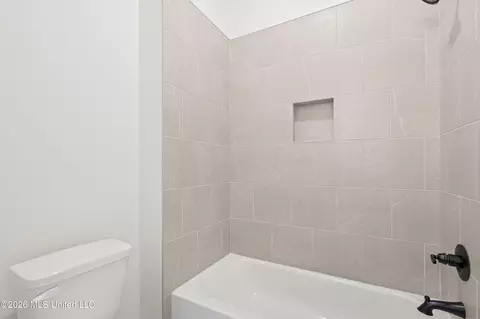 Bath - 5112 Grays Valley Dr, Hernando, MS 38632 photo 2 of 7