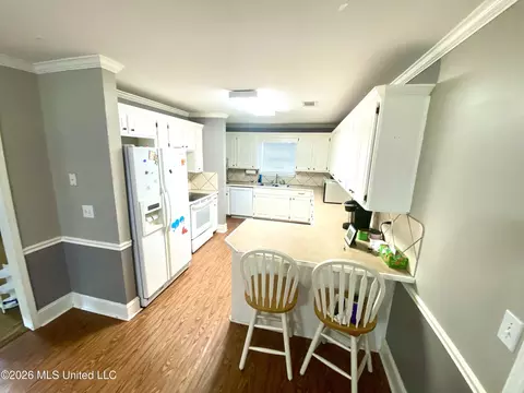 Kitchen - 1012 Stonehendge Dr, Brandon, MS 39042 photo 2 of 2